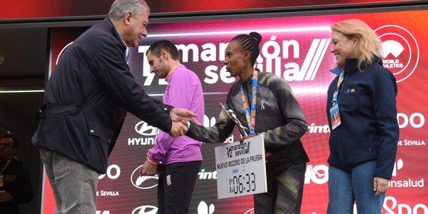 El alcalde Sanz asiste al medio maratón de Sevilla, que esta edición ha batido récord de participación con 20 000 corredores y la marca femenina de la prueba