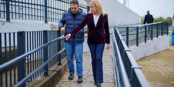 El Ayuntamiento de Sevilla atiende una demanda histórica de los vecinos y construye una rampa en San Jerónimo Parque para facilitar el acceso a las personas con movilidad reducida