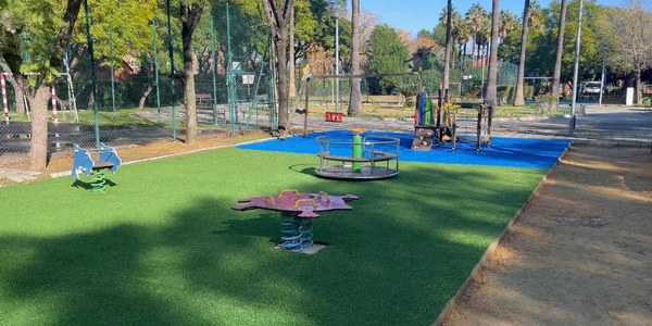 El Gobierno municipal realiza una mejora integral del parque de la Moraleja, en Sevilla Este, con avances en accesibilidad, nuevo mobiliario urbano y más zonas de sombra