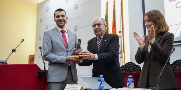 La delegada de Educación del Ayuntamiento de Sevilla entrega el V Premio Ateneo de Sevilla para Jóvenes investigadores sobre enfermedades neurodegenerativas que ha recaído en Manuel Alejandro Sánchez y Nieves Lara, Primer Premio, y Vicente Roca, Segundo Premio, por sus investigaciones sobre el Alzeheimer, en el que destaca que “el mejor remedio contra esta enfermedad es investigar”