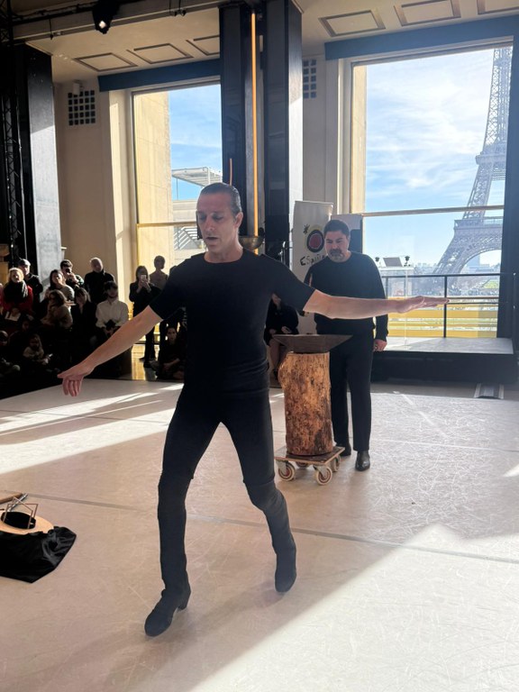 Andrés Marín rubricando con una pincelada flamenca la presentación de la Bienal.jpg