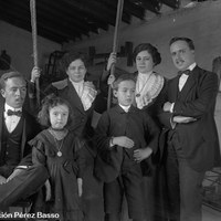 1. Retrato de la familia de José Pérez Basso en el día de su segunda boda. ©Colección Pérez Basso