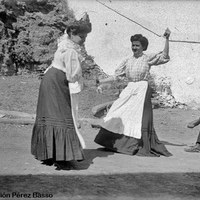 02. Sevillanas fetén. Mujeres de la familia bailando en Alcalá de Guadaíra. ©Colección Pérez Basso