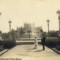 04. La luz baña el agua. Julio y Trini, hijos de Pérez Basso, en la Plaza de América. ©Colección Pérez Basso