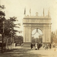 06. Otro arco enigmático. Arco triunfal efímero instalado en el Prado de San Sebastián durante la Feria de abril. ©Colección Pérez Basso