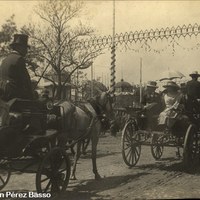 10. Paseo de caballos. En la Feria de abril. Detrás, las cúpulas de la Caseta Municipal. ©Colección Pérez Basso