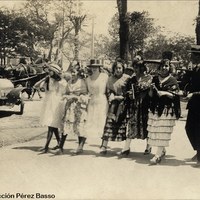 12. Requiebro. Señoritas de paseo en la Feria de abril. ©Colección Pérez Basso