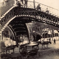 13. La Pasarela como epicentro. Coches de caballo bajo la Pasarela durante la Feria de abril. ©Colección Pérez Basso