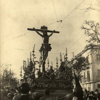 17. El Cachorro. Cristo de la Expiración en la calle Reyes Católicos. ©Colección Pérez Basso