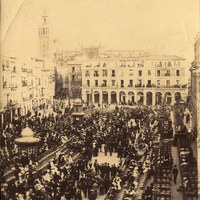 18. Plaza de San Francisco porticada. Sevillanos en los palcos instalados para la Semana Santa. ©Colección Pérez Basso