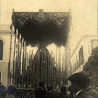 19. Virgen del Mayor Dolor en su Soledad. Virgen de la Carretería en su palio antiguo. Conocida como la de “Miracielo” por la postura forzada de su cabeza. ©Colección Pérez Basso