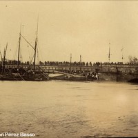 25. Con el agua al cuello del fotógrafo. Crecida del río Guadalquivir. Curiosos en el puente de Triana. ©Colección Pérez Basso