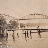 27. Piscinas de emergencia. Embarcadero usado para el baño entre la pasarela de Chapina y el puente del ferrocarril a Huelva. ©Colección Pérez Basso