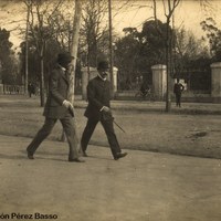 29. ¿A dónde vas, Alfonso XIII? El rey paseando por el entorno de los jardines de San Telmo. ©Colección Pérez Basso