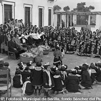 Excursión a los Pinares de Oromana de las niñas acogidas en el Hospicio Provincial. Representación teatral de Navidad en la terraza del Hotel Oromana. 31 de diciembre de 1930. ©ICAS-SAHP, Fototeca Municipal de Sevilla, fondo Sánchez del Pando