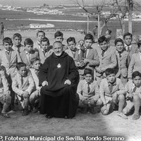 Entrega de la escultura de un santo a la Casa Tutelar de Menores San Francisco de Paula. [1945-1950]. ©ICAS-SAHP, Fototeca Municipal de Sevilla, fondo Serrano