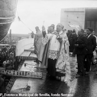 2. Botadura de la réplica de la carabela Santa María en los astilleros Echevarrieta y Larrinaga. Bendición oficiada por el capellán Juan Javaloyes. Cádiz, 26 de enero de 1929. ©ICAS-SAHP, Fototeca Municipal de Sevilla, fondo Serrano