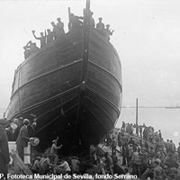 4. Botadura de la réplica de la carabela Santa María en los astilleros Echevarrieta y Larrinaga. Los empleados inician las maniobras rodeados de público. Cádiz, 26 de enero de 1929. ©ICAS-SAHP, Fototeca Municipal de Sevilla, fondo Serrano