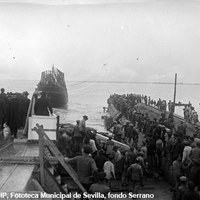 5. Botadura de la réplica de la carabela Santa María en los astilleros Echevarrieta y Larrinaga. La nao en el momento de iniciar la navegación. Cádiz, 26 de enero de 1929. ©ICAS-SAHP, Fototeca Municipal de Sevilla, fondo Serrano