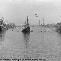 10. Llegada al puerto de Sevilla de la réplica de la carabela Santa María. Navega por el canal de Alfonso XIII junto al muelle de Tablada. 8 de mayo de 1929. ©ICAS-SAHP, Fototeca Municipal de Sevilla, fondo Serrano