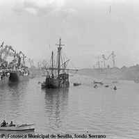 11. Llegada al puerto de Sevilla de la réplica de la carabela Santa María. Navega por el canal de Alfonso XIII junto al muelle de Tablada. 8 de mayo de 1929. ©ICAS-SAHP, Fototeca Municipal de Sevilla, fondo Serrano
