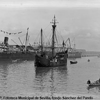 12. Llegada al puerto de Sevilla de la réplica de la carabela Santa María. Navega por el canal de Alfonso XIII junto al muelle de Tablada. 8 de mayo de 1929. ©ICAS-SAHP, Fototeca Municipal de Sevilla, fondo Sánchez del Pando