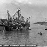 13. Llegada al puerto de Sevilla de la réplica de la carabela Santa María. Navega por el canal de Alfonso XIII junto al muelle de Tablada. 8 de mayo de 1929. ©ICAS-SAHP, Fototeca Municipal de Sevilla, fondo Serrano.