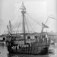 15. Llegada al puerto de Sevilla de la réplica de la carabela Santa María. Navega por el canal de Alfonso XIII junto al muelle de Tablada. 8 de mayo de 1929. ©ICAS-SAHP, Fototeca Municipal de Sevilla, fondo Serrano
