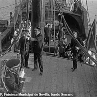 16. El rey Alfonso XIII y familia, acompañados del general Miguel Primo de Rivera, visitan la réplica de la carabela Santa María. 8 de mayo de 1929. ©ICAS-SAHP, Fototeca Municipal de Sevilla, fondo Serrano