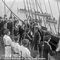17. Los reyes Alfonso XIII y Victoria Eugenia visitan la réplica de la carabela Santa María. 8 de mayo de 1929. ©ICAS-SAHP, Fototeca Municipal de Sevilla, fondo Serrano