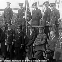 18. Los reyes Alfonso XIII y Victoria Eugenia, sus hijas y el general Miguel Primo de Rivera a bordo de la réplica de la carabela Santa María acompañados de la oficialidad y otras autoridades. 8 de mayo de 1929. ©ICAS-SAHP, Fototeca Municipal de Sevilla, fondo Serrano