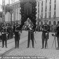 20. Procesión con motivo de la celebración del Congreso Mariano Hispanoamericano. Simpecado de Nuestra Señora de la Antigua, portado por Julio Guillén Tato, comandante de la carabela Santa María, saliendo de la calle Almirante Lobo. 19 de mayo de 1929. ©ICAS-SAHP, Fototeca Municipal de Sevilla, fondo Serrano