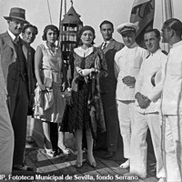 22. Visita de Edda Mussolini, hija del dictador italiano Benito Mussolini, a la réplica de la carabela Santa María. En cubierta con los oficiales. 27 de septiembre de 1929. ©ICAS-SAHP, Fototeca Municipal de Sevilla, fondo Serrano