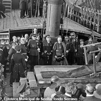 24. Fiesta de la Raza. Visita a la réplica de la carabela Santa María del presidente del Consejo de Ministros general Miguel Primo de Rivera, el cardenal Eustaquio Ilundáin, el infante Carlos de Borbón y otras autoridades. 12 de octubre de 1929. ©ICAS-SAHP, Fototeca Municipal de Sevilla, fondo Serrano