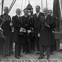 25. Visita del presidente de Portugal general Carmona a la réplica de la carabela Santa María, acompañado del primer ministro de Portugal Artur Ivens Ferraz, el comandante Julio Guillén Tato y el comisario regio José Cruz Conde. 24 de octubre de 1929. ©ICAS-SAHP, Fototeca Municipal de Sevilla, fondo Sánchez del Pando