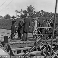 26. Visita de los infantes Jaime, Cristina y Beatriz de Borbón a la réplica de la carabela Santa María. Les recibe el comandante Julio Guillén Tato en el pantalán del muelle de Tablada y les ofrecen una escudilla con pan y sal, costumbre de la época. 29 de octubre de 1929. ©ICAS-SAHP, Fototeca Municipal de Sevilla, fondo Serrano