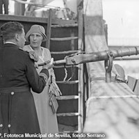 28. Visita de los infantes Jaime, Cristina y Beatriz de Borbón a la réplica de la carabela Santa María. La infanta Cristina de Borbón atiende las explicaciones del comandante Julio Guillén Tato. 29 de octubre de 1929. ©ICAS-SAHP, Fototeca Municipal de Sevilla, fondo Serrano