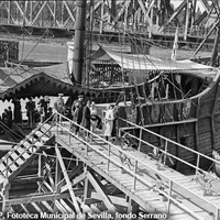 29. Visita de los infantes Jaime, Cristina y Beatriz de Borbón a la réplica de la carabela Santa María. Los infantes despidiéndose de las autoridades en el pantalán del muelle de Tablada. 29 de octubre de 1929.©ICAS-SAHP, Fototeca Municipal de Sevilla, fondo Serrano