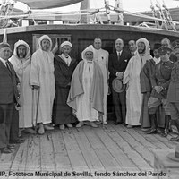 30. Visita de una comisión de moros notables a la réplica de la carabela Santa María. 16 de junio de 1930. ©ICAS-SAHP, Fototeca Municipal de Sevilla, fondo Sánchez del Pando