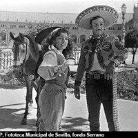 1. Carmen Sevilla y el actor mejicano Jorge Negrete en el rodaje de la película “Jalisco canta en Sevilla”. Escena en la Plaza de España. Sevilla, 1948 ©ICAS-SAHP, Fototeca Municipal de Sevilla, fondo Serrano