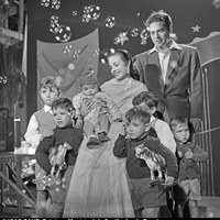 5. Carmen Sevilla y Jorge Mistral. Reportaje realizado con motivo de un premio obtenido por la película “La hermana San Sulpicio”, que ambos protagonizan. Madrid, 1953 ©ICAS-SAHP, Fototeca Municipal de Sevilla, fondo Basabe