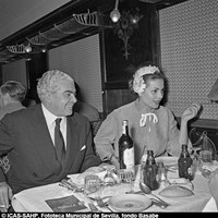 6. Carmen Sevilla y el productor Cesáreo González en el vagón-restaurante del tren en que viajan para participar en la I Semana de Cine Español en Lisboa. Junio de 1954 ©ICAS-SAHP, Fototeca Municipal de Sevilla, fondo Basabe