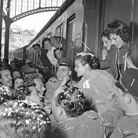7. I Semana de Cine Español en Lisboa. Carmen Sevilla recibida por los admiradores en la estación de Rossio. Lisboa, junio de 1954 ©ICAS-SAHP, Fototeca Municipal de Sevilla, fondo Basabe