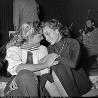 9. Paquita Rico y Carmen Sevilla en un teatro durante la grabación de playbacks con una orquesta. Madrid, 1954 ©ICAS-SAHP, Fototeca Municipal de Sevilla, fondo Basabe