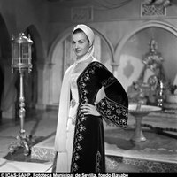 10. Prueba de vestuario de Carmen Sevilla para el rodaje de la película "Los amantes del desierto". Madrid, 1956 ©ICAS-SAHP, Fototeca Municipal de Sevilla, fondo Basabe