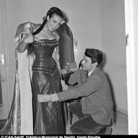 11. Prueba de vestuario de Carmen Sevilla para el rodaje de la película "Los amantes del desierto". Madrid, 1956 ©ICAS-SAHP, Fototeca Municipal de Sevilla, fondo Basabe