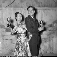 12. Carmen Sevilla y Alberto Closas con los trofeos a mejores actores otorgados por el Círculo de Escritores Cinematográficos. Ambos protagonizaron “La fierecilla domada”. Madrid, 1956 ©ICAS-SAHP, Fototeca Municipal de Sevilla, fondo Basabe