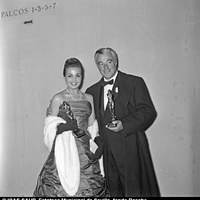 16. Carmen Sevilla y Vittorio de Sica, premiados con los trofeos otorgados por la revista "Triunfo" en honor de los "Mejores" votados por sus lectores. Madrid, 25 de noviembre de 1956 ©ICAS-SAHP, Fototeca Municipal de Sevilla, fondo Basabe