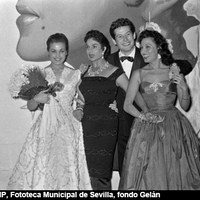 19. Homenaje a Lola Flores en el teatro San Fernando. Con Carmen Sevilla, Paquita Rico y Vicente Parra. Sevilla, 18 de enero de 1957 ©ICAS-SAHP, Fototeca Municipal de Sevilla, fondo Gelán