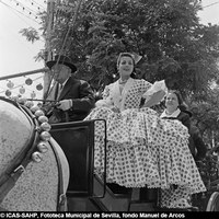 20. Carmen Sevilla, con traje de flamenca, en el pescante de un coche de caballo durante la Feria de abril. Sevilla, 1957 ©ICAS-SAHP, Fototeca Municipal de Sevilla, fondo Manuel de Arcos